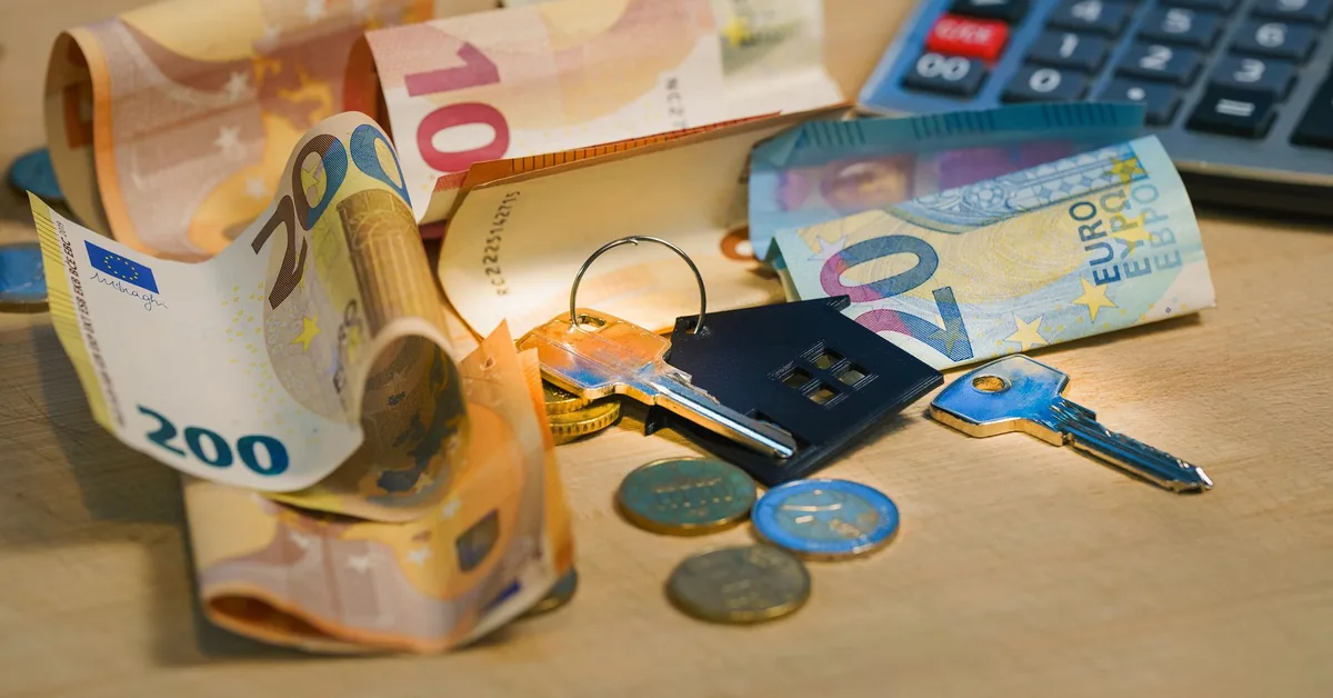 House keys beside paperwork for an Australian home loan application