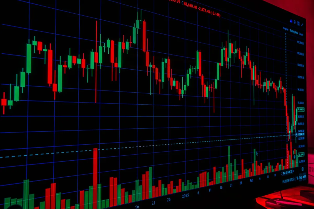 Rising bar chart showing financial data and interest rate trends