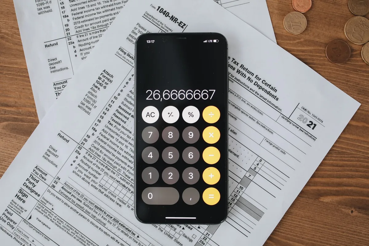 Calculator and coins on a table, representing mortgage payment calculations