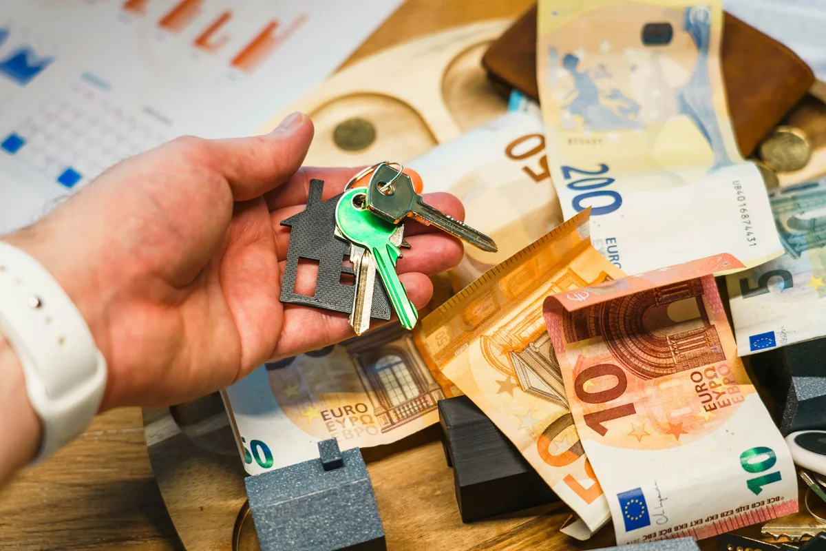 A Canadian mortgage document with house keys, representing the choice between fixed and variable rate mortgages