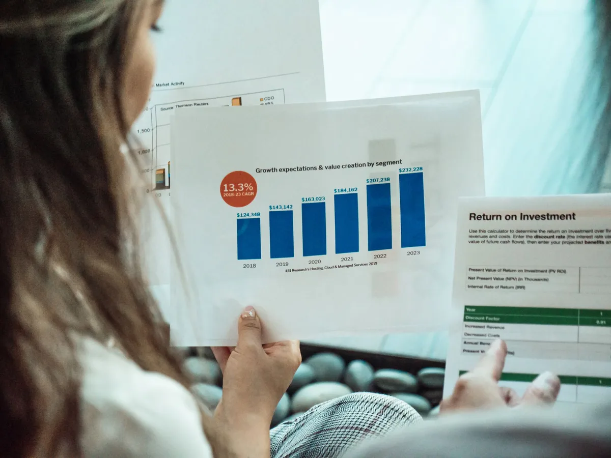 Rising bar chart showing investment growth and returns