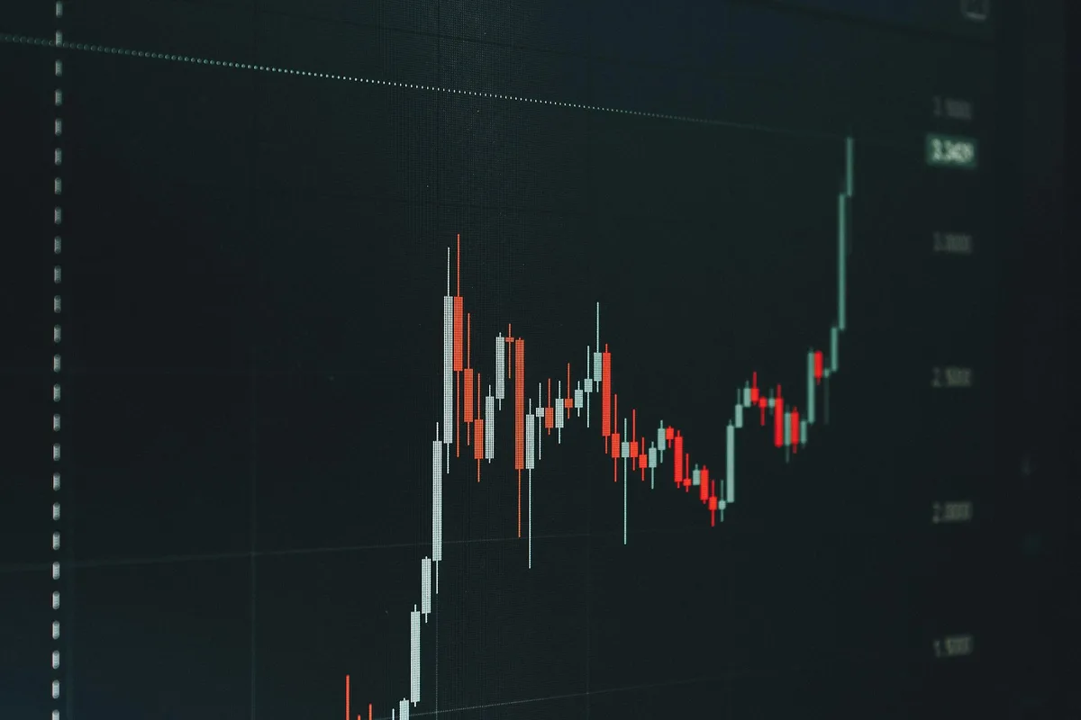 Rising bar chart showing upward financial trend representing interest rate increases