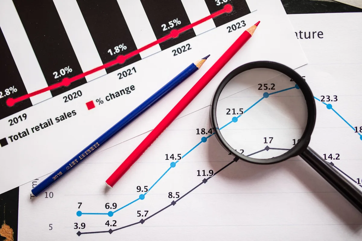 Rising bar chart representing interest rate trends and Federal Reserve policy decisions