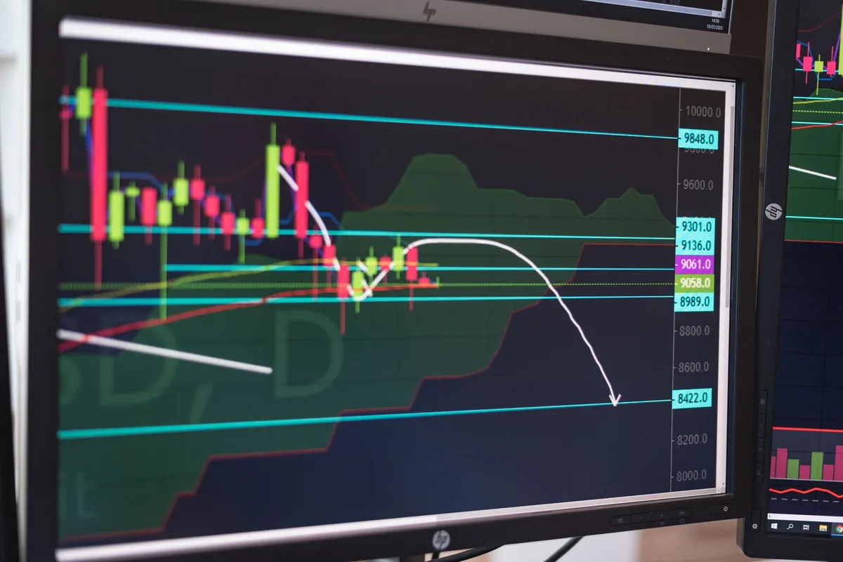 Rising bar chart showing financial trends and interest rate movements